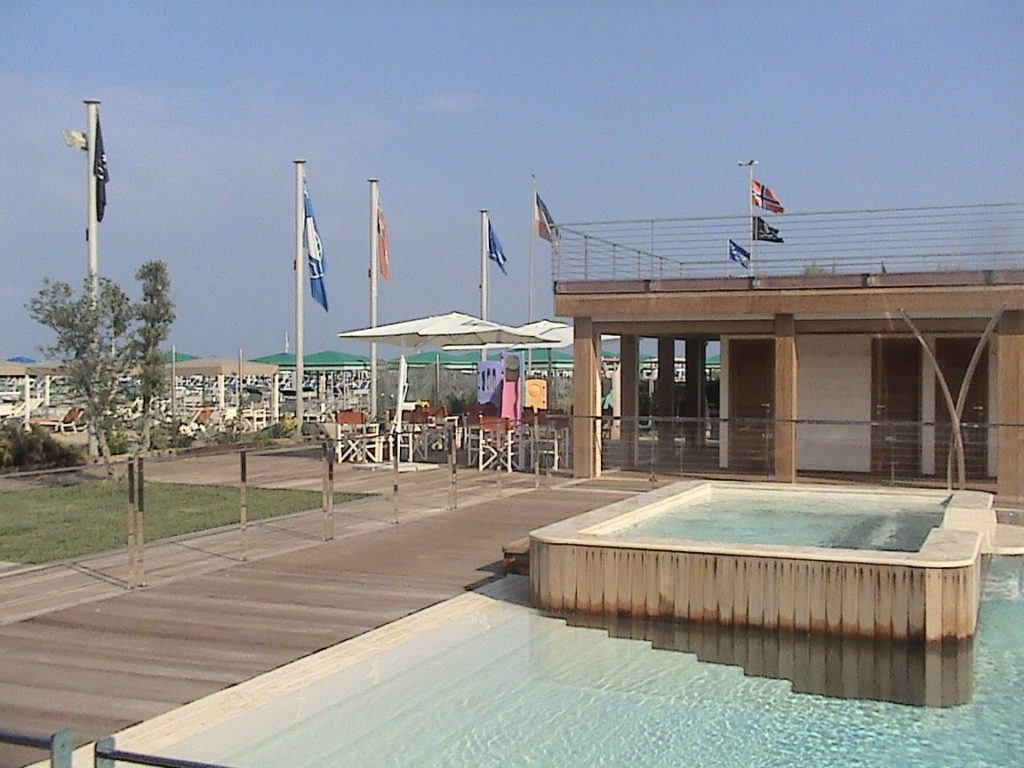 Bagno Bragozzo ingresso con piscina e vista spiaggia