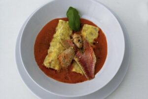 piatto con ricetta di pesce realizzato dalla cucina del bagno Bragozzo